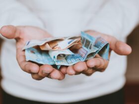 Menimbang Kenaikan Gaji Minimum Regional untuk Buruh Pabrik